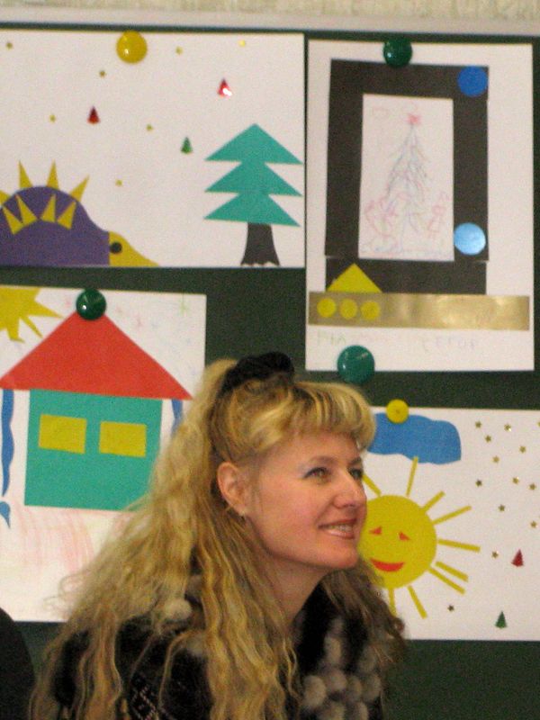 Галина Николаевна на фоне открыток